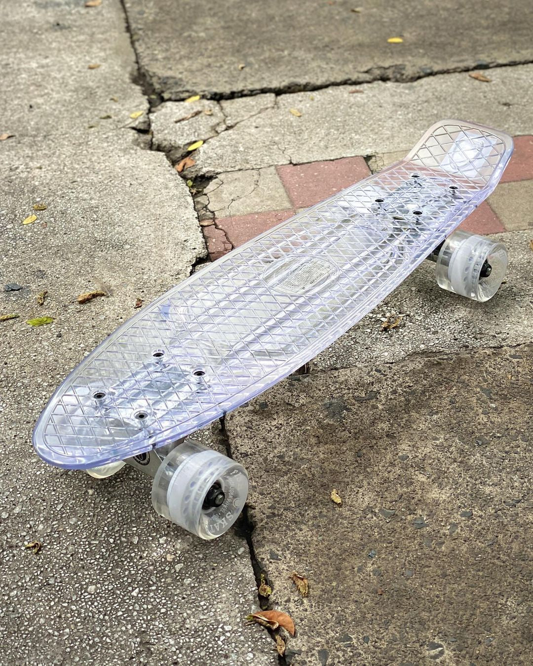 Patineta Fish White Glass